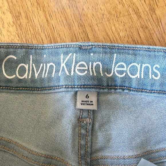 Calvin Klein Jean shorts only worn once size 6 - Picture 4 of 4